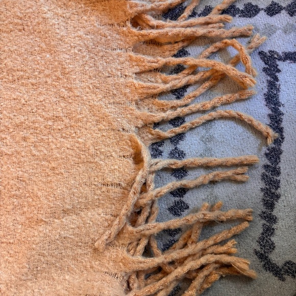 cozy fluffy scarf looking for best offer - Picture 3 of 5